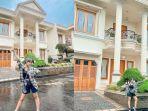 kolase-fuji-berfoto-di-depan-rumah-barunya.jpg