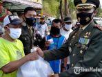 komandan-kodim-pamekasan-letkol-inf-tejo-baskoro-saat-memberikan-bantuan-sembako.jpg