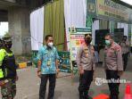 kombes-pol-sumardji-saat-melihat-pos-penyekatan-di-exit-tol-tambaksumur.jpg