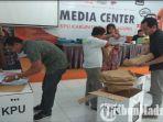 komisioner-kpu-tulungagung-membuka-kotak-suara-mempersiapkan-alat-bukti-phpu-di-mk.jpg