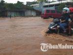 kondisi-jalan-letda-sutjipto-yang-berada-di-kelurahan-mondokan-saat-tergenang-banjir.jpg