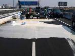kondisi-mobil-pikap-dan-tumpahan-catnya-di-jalan.jpg
