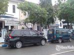 kondisi-mobil-yang-terpakir-di-sembarang-tempat-jalan-raya-rajawali-kecamatankabupaten-sampang.jpg