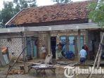 kondisi-rumah-warga-dan-pohon-yang-tumbang-di-pamekasan-akibat-diterjang-angin-kencang.jpg