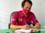 koordinator-pendamping-pkh-pamekasan-lukman-hakim-saat-berada-di-ruang-kerjanya.jpg