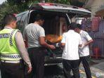 korban-dibawa-ke-rumah-sakit-setelah-ditemukan-tewas.jpg