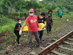 korban-kecelakaan-kereta-api-di-waru-sidoarjo-saat-dievakuasi.jpg