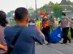 korban-yang-menabrakkan-diri-di-rel-kereta-api-di-kota-kediri-dievakuasi-petugas.jpg