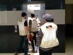 kpk-menuju-lift-dprd-bangkalan.jpg