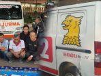 lima-tersangka-yang-diamankan-polisi-dan-ambulans.jpg