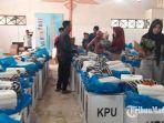 logistik-pemilu-2019-yang-ada-di-gudang-kpu-sumenep-siap-dikirim-ke-sejumlah-kecamatan.jpg