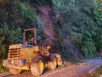 Longsor di Kawasan Payung Kota Batu, Material Tanah Bercampur Batu Menutupi Sebagian Jalan