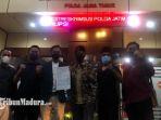 lpbh-nu-sampang-saat-melaporkan-subaidi-masajid-ke-polda-jatim-12102021.jpg