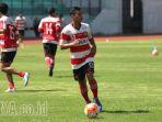 madura-united-pemain-lagi-latihan.jpg