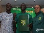 makan-konate-tengah-usai-tanda-tangan-kontrak-dengan-persebaya.jpg