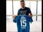 mantan-bek-madura-united-fabiano-beltrame-pegang-kaos-persib.jpg