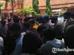 massa-aksi-saat-mendemo-ke-kantor-disdukcapil-pamekasan-kamis-22102020.jpg