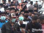 massa-forum-umat-islam-bangkalan-bersatu-fuibb-memadati-halaman-pn-kabupaten-bangkalan.jpg