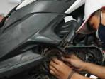 mekanik-sedang-sibuk-servis-motor.jpg