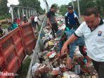 mengangkut-gunung-sampah.jpg
