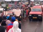 mobil-angkot-yang-menerjang-banjir-anti-mogok.jpg