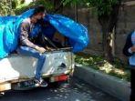 mobil-angkutan-barang-diberhentikan-petugas-polisi-satpol-pp-surabaya.jpg