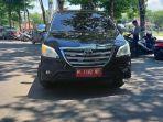 mobil-dinas-berplat-nomor-merah-saat-melintas-di-Jalan-Wijaya-Kusuma-Sampang.jpg