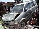 mobil-isuzu-panther-touring-milik-fadoli-yang-masuk-makam-di-desa-winong-tulungagung.jpg