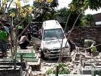 mobil-isuzu-panther-touring-milik-fadoli-yang-masuk-makam-di-desa-winong.jpg