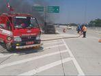 mobil-kia-pregio-nomor-polisi-w-1954-nk-terbakar-di-tol-pandaan-malang.jpg