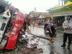 Mobil Pemadam Kebakaran Kecelakaan Hendak Padamkan Api di Kediri, Hindrari Truk Tabrak Pagar Sekolah