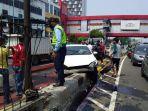 mobil-toyota-yaris-menabrak-pembatas-jalan-di-jalan-senen-raya.jpg