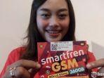model-sedang-memegang-kartu-perdana-smartfren-bosku.jpg