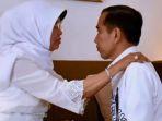 momen-ibunda-jokowi-sudjiatmi-notomiharjo-bersama-presiden-jokowi.jpg