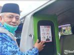 muhammad-sanusi-saat-memasang-stiker-imbauan-psbb-malang.jpg