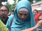 mulan-jameela-saat-menjenguk-ahmad-dhani-di-rutan-klas-i-surabaya.jpg