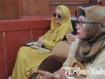 mulan-jameela-temani-ahmad-dhani-menjalani-sidang-di-ruang-cakra-pn-surabaya.jpg