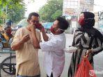 muslimin-saat-memberikan-masker-ke-tukang-becak.jpg