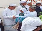 nenek-sarmi-asal-besuki-tulungagung-digendong-ketika-akan-menuju-asmara-haji-embarkasi-surabaya.jpg