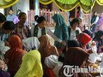 oase-kabinet-kerja-saat-melihat-proses-pelatihan-membatik-di-sentra-batik-podhek-di-dusun-podhek.jpg