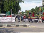Peringati May Day, Mahasiswa dan Buruh di Kantor Pemkab Gresik Minta UU Cipta Kerja Dibatalkan