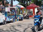 para-pelaku-usaha-di-kawasan-alun-alun-trunojoyo-sampang.jpg