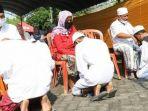 para-santri-putra-putri-asal-kabupaten-bangkalan-dalam-prosesi-sungkem.jpg