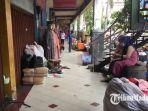 pedagang-saat-mengemasi-barang-dagangannya-di-pasar-kapasan-surabaya.jpg
