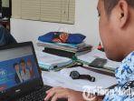 pegawai-bkd-tuban-mengecek-website-pendaftaran-pegawai-pemerintah-dengan-perjanjian-kerja-pppk.jpg