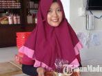 pegawai-di-toko-milik-endang-menunjukkan-kue-keranjang-yang-siap-dijual.jpg