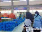 pegawai-lapas-narkotika-pamekasan-madura-melihat-pembudidayaan-ikan-hias-cupang.jpg