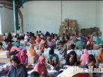 pekerja-pelipat-dan-penyortiran-surat-suara-di-gudang-logistik-kpu-pamekasan.jpg