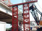 pekerja-sedang-memasang-girder-pembanguban-tol-klbm.jpg