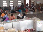 pekerja-sedang-menyortir-dan-melipat-surat-suara-pemilu-2019.jpg
